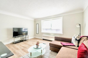 1BR Apt w King Bed and Netflix - Near DT Hamilton